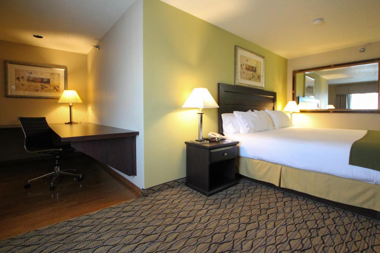 Holiday Inn Express & Suites Chicago-Libertyville By Ihg Стая снимка